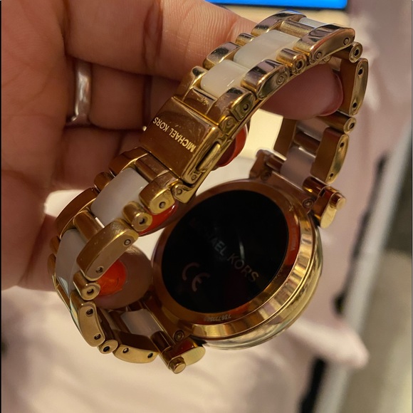 Rose gold smart watch, with box no tags - Picture 3 of 7